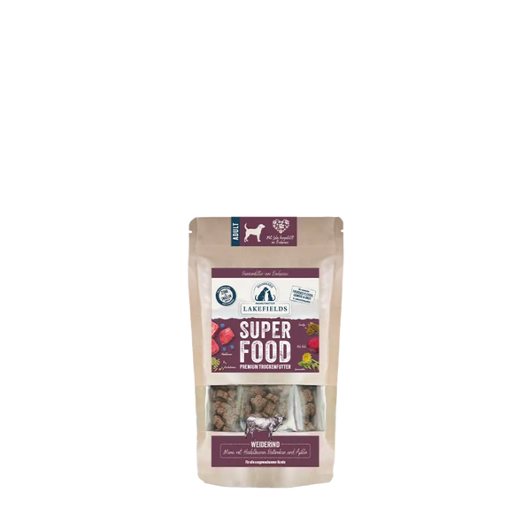 Kleine hond geniet van Lakefields SUPERFOOD Rund Compleetmenu graanvrij hondenvoer